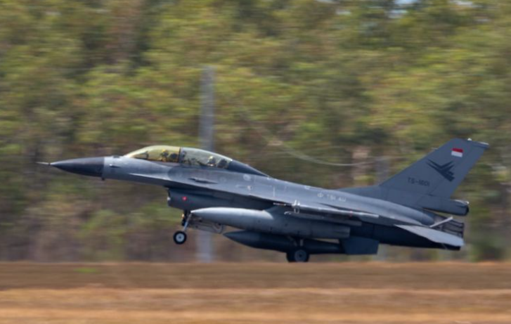 Pesawat Jupiter dan F-16 TNI AU Bermanuver di Langit IKN Nusantara